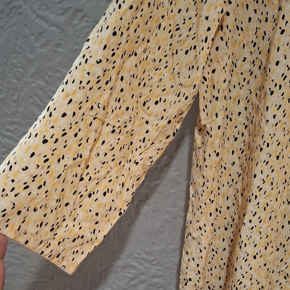 Liz Claiborne Cream Button Down Shirt with 3/4 Sleeves and Peter Pan Collar - Picture 2 of 7